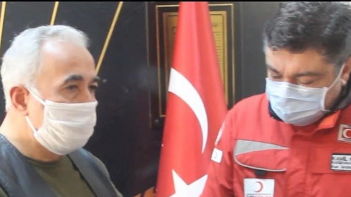 Çiğli Bölge Eğitim Hastanesi'ne günde yaklaşık 3000 maske üretim yapan Karşıyaka Halk Eğitim Müdürlüğü'ne Türk Kızılay Karşıyaka Şubesi'nden jest...